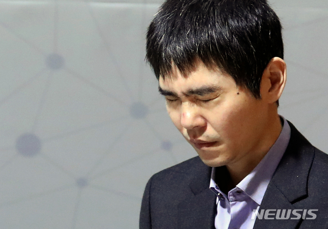 [서울=뉴시스] 전진환 기자 = 이세돌 9단이 19일 오전 2019 바디프랜드 브레인마사지배 '이세돌 vs 한돌' 은퇴 대국이 열린 서울 강남구 양재천로 바디프랜드 도곡타워에서 눈을 감고 숨을 고르고 있다. 한돌은 국산 인공지능(AI) 프로그램이다. 2019.12.19.&nbsp;&nbsp;&nbsp;&nbsp; amin2@newsis.com