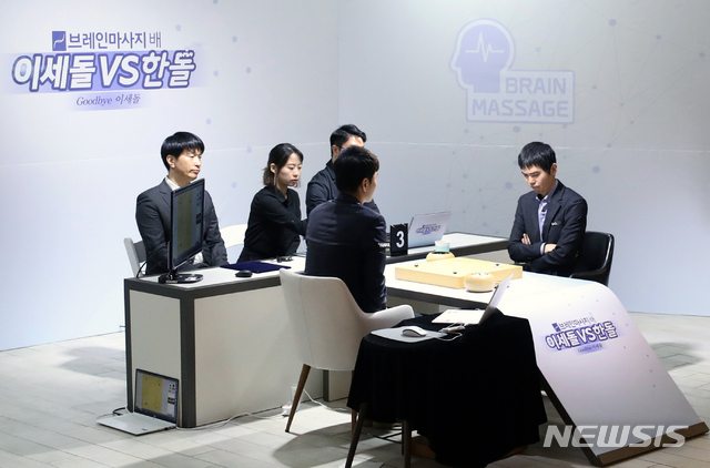 [서울=뉴시스] 전진환 기자 = 이세돌 9단이 19일 오전 2019 바디프랜드 브레인마사지배 '이세돌 vs 한돌' 은퇴 대국이 열린 서울 강남구 양재천로 바디프랜드 도곡타워에서 수를 읽고 있다. 한돌은 국산 인공지능(AI) 프로그램이다. 2019.12.19.&nbsp;&nbsp;&nbsp;&nbsp; amin2@newsis.com