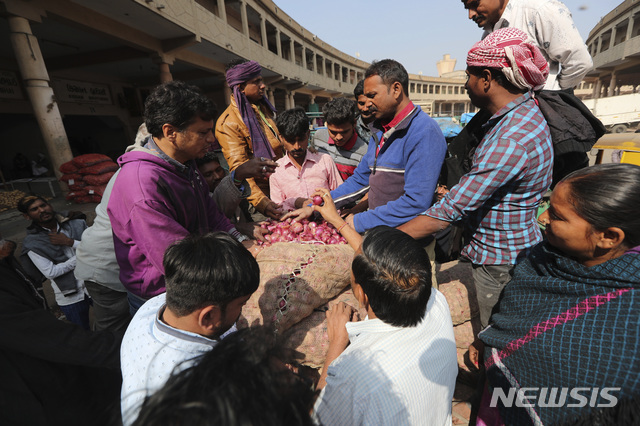 [아마다바드=AP/뉴시스] 인도 아마다바드에 있는 시장에서 상인들이 양파 경매에 참여하고 있다. 자료사진. 2025.08.13 