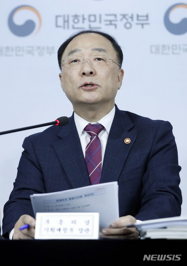 [서울=뉴시스]최동준 기자 = 홍남기 경제부총리 겸 기획재정부 장관이 19일 서울 세종로 정부서울청사에서 열린 관계부처 합동브리핑에서 2020년 경제정책방향 발표를 하고 있다. 2019.12.19.&nbsp; photocdj@newsis.com