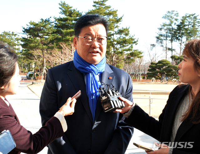[울산=뉴시스] 배병수 기자 = 임동호 더불어민주당 전 최고위원이 19일 오후 검찰 조사를 받기 위해 울산지검으로 들어가기전 취재진의 질문에 답하고 있다. 2019.12.19.&nbsp; bbs@newsis.com 