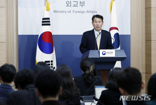 [서울=뉴시스]최동준 기자 = 정은보 외교부 한미방위비분담 협상대표가 19일 서울 세종로 외교부 청사에서 한미 방위비분담 협상에 대해 브리핑 하고 있다. 2019.12.19.&nbsp; photocdj@newsis.com