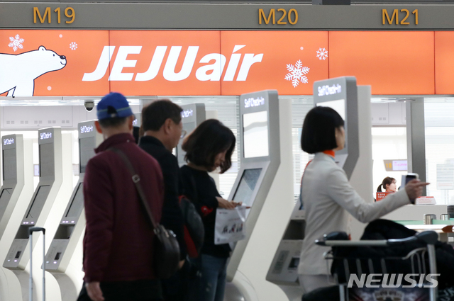 [인천공항=뉴시스] 고범준 기자 = 제주항공이 지난 18일 이스타항공 최대주주인 이스타홀딩스와 주식매매계약에 대한 양해각서를 체결하고 이스타항공 경영권 인수를 위한 절차에 돌입했다고 밝힌 19일 오후 인천국제공항 제1여객터미널 제주항공 출국 체크 카운터 모습. 2019.12.19.  bjko@newsis.com