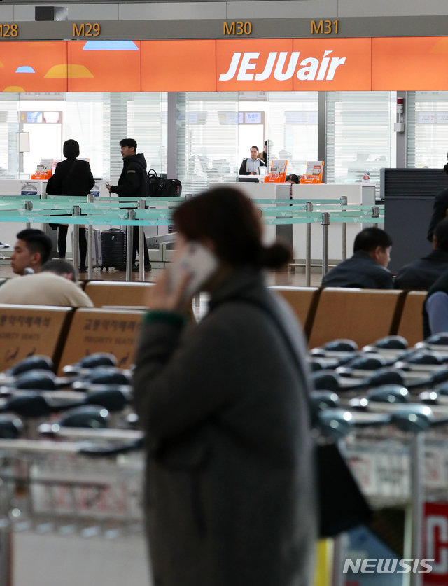 [인천공항=뉴시스] 고범준 기자 = 제주항공이 지난 18일 이스타항공 최대주주인 이스타홀딩스와 주식매매계약에 대한 양해각서를 체결하고 이스타항공 경영권 인수를 위한 절차에 돌입했다고 밝힌 19일 오후 인천국제공항 제1여객터미널 제주항공 출국 체크 카운터 모습. 2019.12.19.  bjko@newsis.com