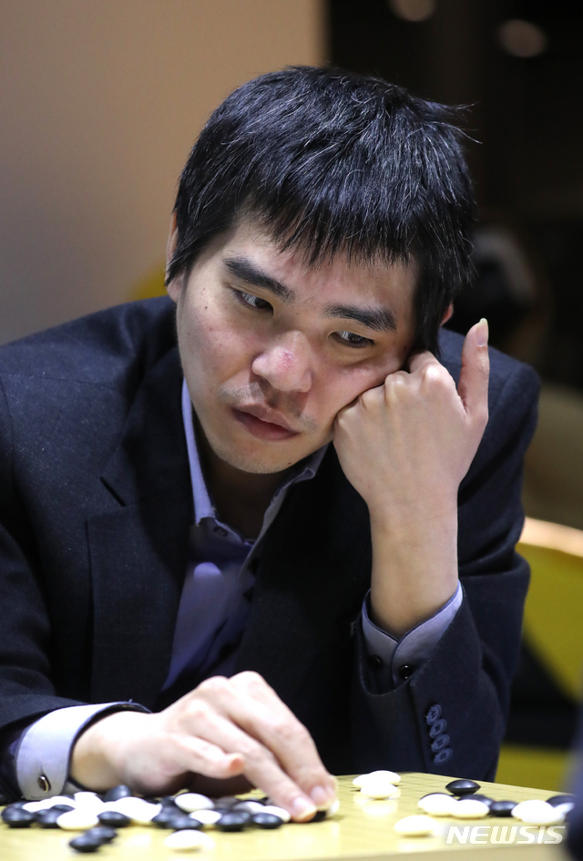 [서울=뉴시스] 전진환 기자 = 이세돌 9단이 19일 오후 2019 바디프랜드 브레인마사지배 '이세돌 vs 한돌' 의 2국이 열린 서울 강남구 양재천로 바디프랜드 도곡타워에서 불계패 후 복기를 하며 아쉬워하고 있다. 이세돌은 122수 만에 불계패 했다. 2019.12.19.&nbsp;&nbsp;&nbsp;&nbsp; amin2@newsis.com