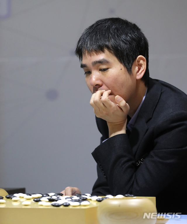 [서울=뉴시스] 전진환 기자 = 이세돌 9단이 19일 오후 2019 바디프랜드 브레인마사지배 '이세돌 vs 한돌' 의 2국이 열린 서울 강남구 양재천로 바디프랜드 도곡타워에서 불계패 후 복기를 하며 아쉬워하고 있다. 이세돌은 122수 만에 불계패 했다. 2019.12.19.&nbsp;&nbsp;&nbsp;&nbsp; amin2@newsis.com