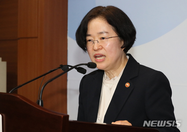 [세종=뉴시스] 강종민 기자 = 조성옥 공정거래위원회 위원장이 지난 19일 오후 정부세종청사에서 열린 기자간담회에서 2020년 정책 방향에 대해 설명하고 있다. 2019.12.20. ppkjm@newsis.com