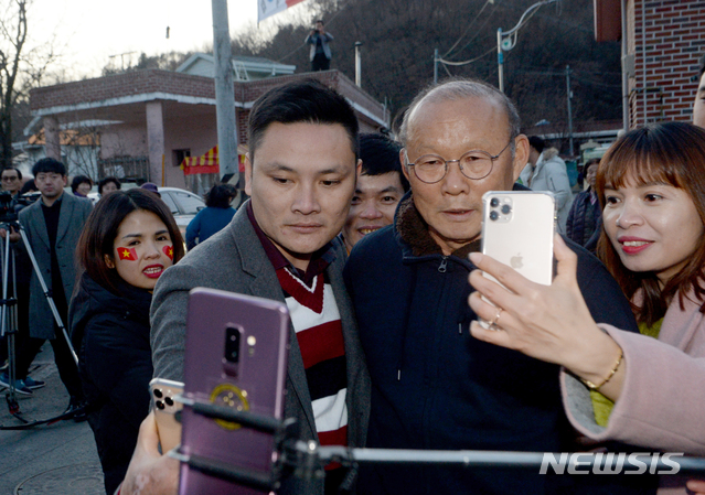 [산청=뉴시스]차용현 기자 = 경남 통영시에서 전지훈련 중인 박항서 감독이 19일 오후 베트남 축구대표팀, 코칭스태프 등 40여명과 함께 경남 산청군 생초면 고향마을을 방문해 팬들과 기념사진을 촬영하고 있다. 2019.12.19.  con@newsis.com