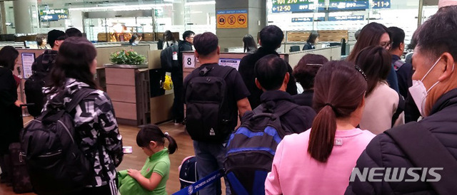 [인천공항=뉴시스] 19일 오후 5시께 인천공항 제1여객터미널과 제2터미널의 자동출입국심사대 시스템에서 오류가 발생해 승객들이 큰 불편을 겪고 있다. (사진=독자 제공) 2019.12.19photo@newsis.com