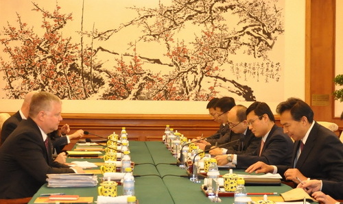 [서울=뉴시스] 19일 중국 베이징에서 스티븐 비건 미국 국무부 대북특별대표(왼쪽 라인)가 카운터파트 뤄자오후이(羅照輝) 중국 외교부 부부장 등과 만나 회담을 갖고 있다. <사진출처: 중 외교부 사이트> 2019.12.20 
