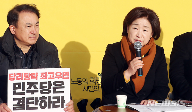 [서울=뉴시스] 이종철 기자 = 심상정 정의당 대표가 20일 오전 서울 여의도 국회 본관 앞 농성장에서 패스트트랙법 즉각 통과 발언을 하고 있다. 2019.12.20. jc4321@newsis.com