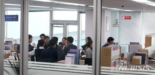 [세종=뉴시스]강종민 기자 = 20일 오전 정부세종청사 기획재정부 타당성심사과에서 서울중앙지검 수사관들이 압수수색을 벌이고 있다. 2019.12.20.&nbsp; ppkjm@newsis.com 