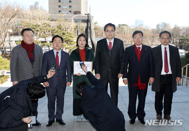 [서울=뉴시스]전신 기자 = 자유한국당 의원들이 20일 서울 서초구 대검찰청에서 청와대의 6.13.선거 민주당 공천 개입 의혹과 관련해 임종석 전 비서실장, 조국 전 민정수석, 한병도 전 정무수석, 이호철 전 노무현 정부 민정수석, 송철호 울산시장 등을 공직선거법위반죄, 직권남용권리행사방해죄 등 혐의로 고발장을 접수하기 전 입장을 밝히고 있다. 왼쪽부터 강효상, 주광덕, 전희경, 곽상도, 정점식 의원. 2019.12.20.  photo1006@newsis.com