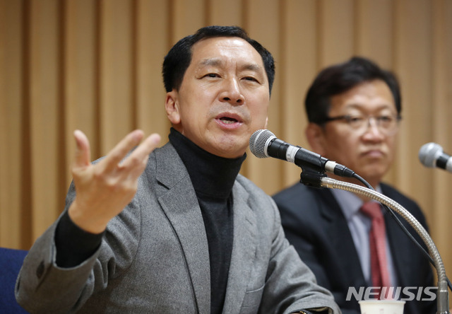 [서울=뉴시스] 김진아 기자 = 김기현 전 울산시장이 20일 서울 서초구 서울지방변호사회관에서 ‘울산시장 선거개입사건’ 수사와 관련 기자간담회를 하고 있다. 이 전 시장은 청와대의 6.13 지방선거 개입 의혹을 제기했다. 2019.12.20.&nbsp; bluesoda@newsis.com