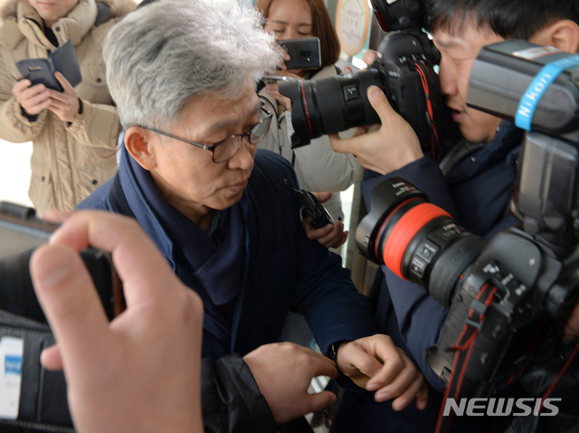 [울산=뉴시스] 배병수 기자 = 20일 오후 송병기 울산시 경제부시장이 검찰 조사를 받기 위해 울산지검으로 들어가고 있다. 2019.12.20.&nbsp; bbs@newsis.com 