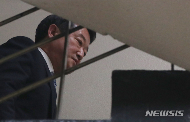 [서울=뉴시스]전신 기자 = 상속주식을 차명 보유하고 신고하지 않은 혐의로 재판에 넘겨진 이웅열 전 코오롱그룹 회장이 지난해 12월20일 서울 서초구 서울중앙지법에서 열린 항소심 선고 공판에 출석하고 있다. 2019.12.20. photo1006@newsis.com