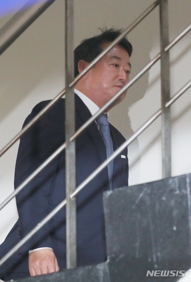 [서울=뉴시스]전신 기자 = 상속주식을 차명 보유하고 신고하지 않은 혐의로 재판에 넘겨진 이웅열 코오롱그룹 명예회장이 지난해 12월20일 서울 서초구 서울중앙지법에서 열린 항소심 선고 공판에 출석하고 있다. 2019.12.20. photo1006@newsis.com