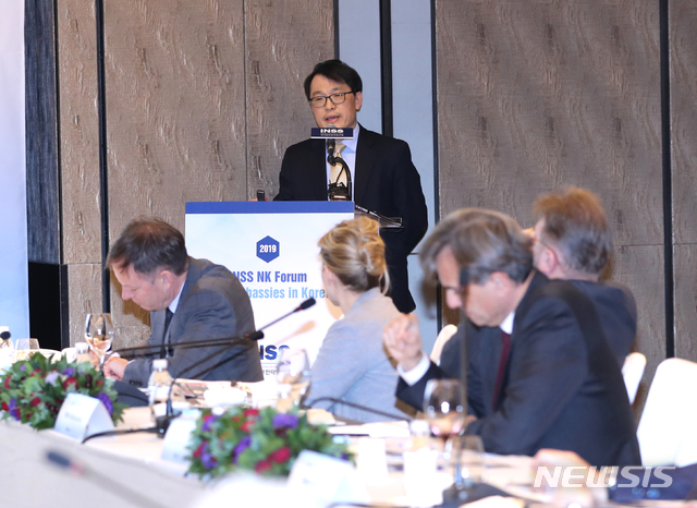 [서울=뉴시스] 전진환 기자 = 국가안보전략연구원(INSS) 주최 주한 외교관 초청 북한포럼이 열린 20일 오후 서울 종로구 포시즌스 광화문 호텔에서 성기영 책임연구원이 한반도 비핵화와 관련해 발표하고 있다. 2019.12.20.&nbsp;&nbsp;&nbsp;&nbsp; amin2@newsis.com 