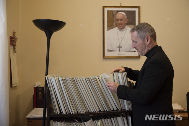 [바티칸시티= AP/뉴시스] 지난 해 12얼 9일 각지에서 쇄도한 성직자들의 성추행 고발 문건으로 골머리를 앓고 있는 바티칸 교황청의 존 케네디 담당주교. 2019년 한 해동안 전세계에서 교황청에 신고된 사제 성추행 사건은 무려 1000건이 넘는다. 최근 미국 노스 다코타주의 두 교구도 국내에서 성추행 사제 명단을 발표한 148번, 149번째 교구가 되었다. 