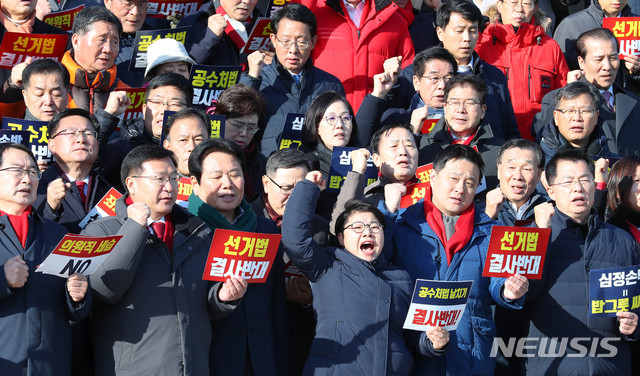 [서울=뉴시스] 장세영 기자 = 자유한국당 의원들과 당원들이 20일 서울 여의도 국회 앞 계단에서 열린 선거법 및 공수처법 규탄대회에서 구호를 외치고 있다. 2019.12.20. photothink@newsis.com