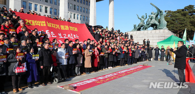 [서울=뉴시스] 장세영 기자 = 황교안 자유한국당 대표가 20일 서울 여의도 국회 앞 계단에서 열린 선거법 및 공수처법 규탄대회에 참석해 발언하고 있다. 2019.12.20. photothink@newsis.com