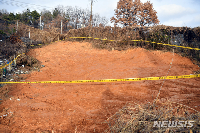 [광주=뉴시스] 류형근 기자 = 20일 오후 광주 북구 옛 광주교도소 인근에서 무연분묘(교도소 내에서 숨졌으나 연고가 없는 사람의 분묘) 이장 작업 중 유골 수십구가 발견돼 신원 확인 작업을 벌이고 있다. 옛 광주교도소는 1980년 5·18 당시 희생자가 암매장 됐다는 증언이 이어져 발굴작업이 진행되기도 했다. 2019.12.20.&nbsp; hgryu77@newsis.com