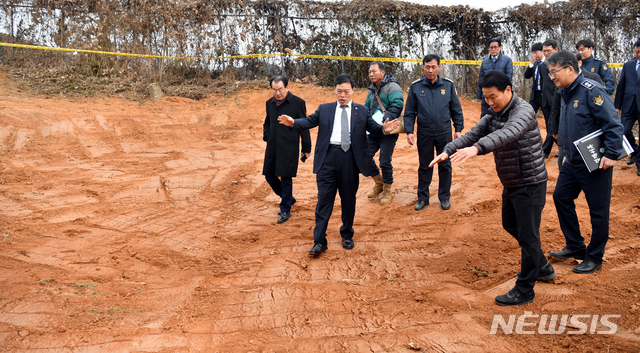 [광주=뉴시스] 류형근 기자 = 김오수 법무부장관 직무대행이 20일 오후 광주 북구 옛 광주교도소를 찾아 신원 확인이 안된 유골 수십구 발견된 상황에 대해 설명을 듣고 있다. 옛 광주교도소는 1980년 5·18 당시 희생자가 암매장 됐다는 증언이 이어져 발굴작업이 진행되기도 했다. 2019.12.20.&nbsp; hgryu77@newsis.com