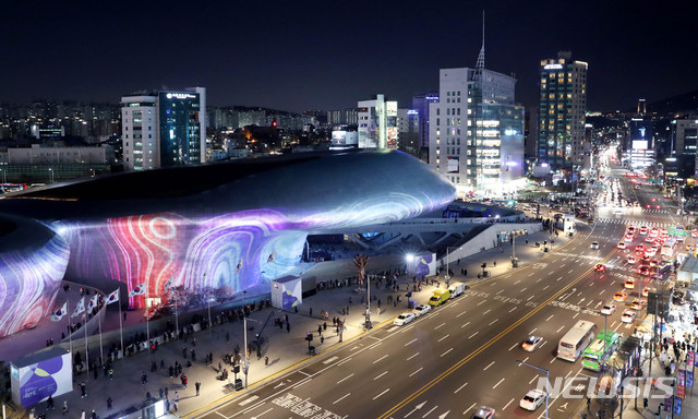 [서울=뉴시스]김병문 기자 = 20일 오후 서울 중구 동대문디자인플라자에서 서울라이트 대형 라이트쇼가 열리고 있다. 2019.12.20.&nbsp;&nbsp; dadazon@newsis.com