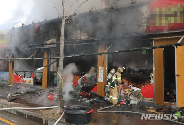 [전주=뉴시스]윤난슬 기자 = 21일 오전 9시3 분께 전북 전주시 동산동의 한 음식점에서 불이 나 2시간 만에 진화됐다.(사진=전북소방본부 제공)