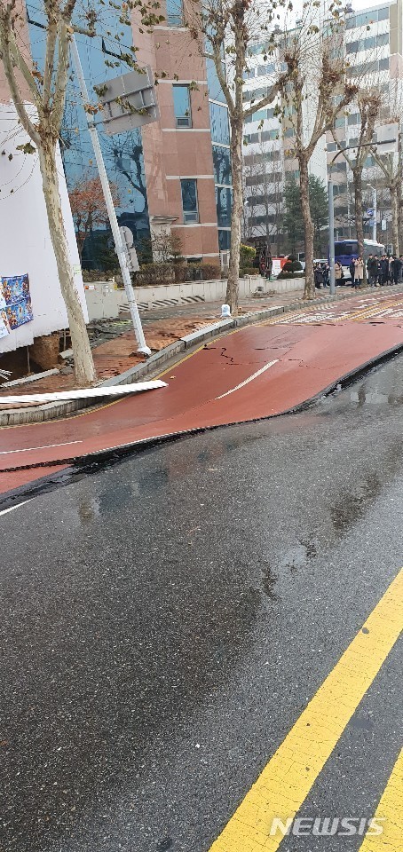 [고양=뉴시스] 이경환 기자 = 21일 오후 2시50께 경기 고양시 일산동구 백석동 중앙로 알미공원 주변 공사 현장 앞 도로 길이 20m, 폭 5m 넓이로 침하됐다. 2019.12.21.(사진=독자 제공) lkh@newsis.com