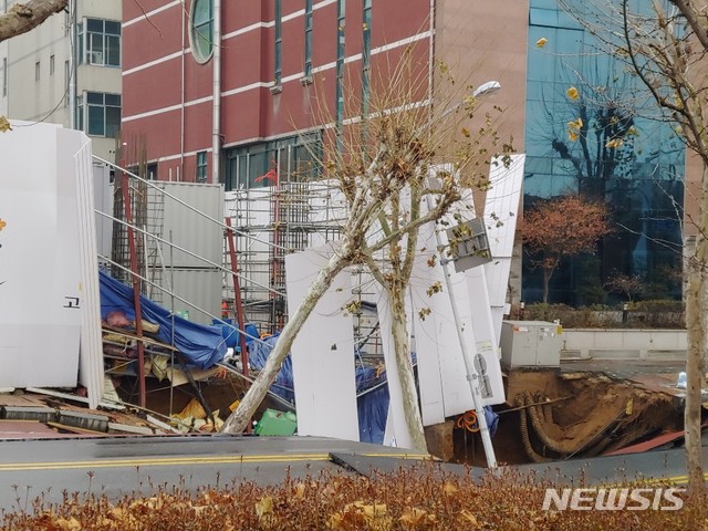 [고양=뉴시스] 이경환 기자 = 21일 오후 2시 30쯤 경기 일산동구 백석동 중앙로 옆 알미공원 인근 왕복4차선 도로가 길이 20m, 폭 10여m, 깊이 0.35~1m 가량 침하됐다. 2019.12.21,(사진=독자 제공) lkh@newsis.com