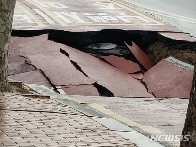 [고양=뉴시스] 이경환 기자 = 21일 오후 2시 30쯤 경기 일산동구 백석동 중앙로 옆 알미공원 인근 왕복4차선 도로가 길이 20m, 폭 10여m, 깊이 0.35~1m 가량 침하됐다. 2019.12.21,(사진=독자 제공)  lkh@newsis.com