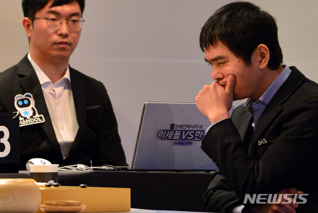 [신안=뉴시스]변재훈 기자 = 이세돌 9단이 21일 오전 2019 바디프랜드 브레인마사지배 '이세돌 vs 한돌' 은퇴 대국이 열린 전남 신안군 증도면 엘도라도 리조트에서 수를 읽고 있다. 한돌은 국산 인공지능(AI) 프로그램이다. 2019.12.21.&nbsp; wisom21@newsis.com