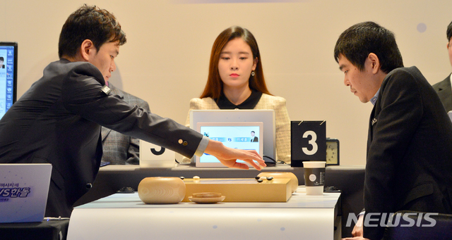 [신안=뉴시스]변재훈 기자 = 21일 오전 2019 바디프랜드 브레인마사지배 '이세돌 vs 한돌' 은퇴 대국이 전남 신안군 증도면 엘도라도 리조트에서 열리고 있다. 한돌은 국산 인공지능(AI) 프로그램이다. 2019.12.21.&nbsp; wisom21@newsis.com