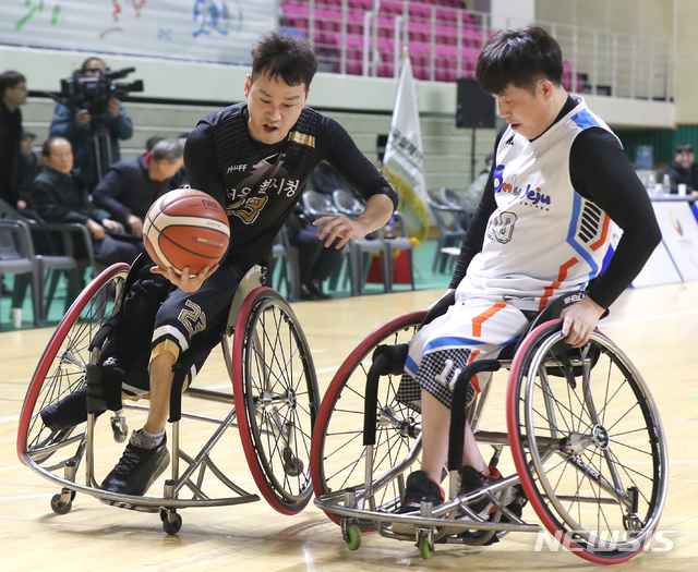 [서울=뉴시스]이윤청 기자 = 21일 오후 춘천 호반체육관에서 열린 '2019 KWBL 휠체어농구리그' 챔피언결정전 2차전 제주특별자치도과 서울특별시청 경기에서 서울 조승현이 제주 김통일을 피해 슛을 쏘고 있다. (사진=한국휠체어농구연맹 제공) 2019.12.21. photo@newsis.com