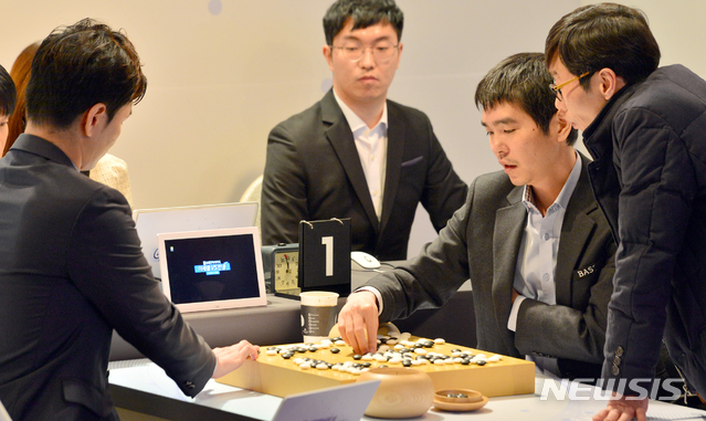 [신안=뉴시스]변재훈 기자 = 이세돌 9단이 21일 오전 2019 바디프랜드 브레인마사지배 '이세돌 vs 한돌' 은퇴 대국이 열린 전남 신안군 증도면 엘도라도 리조트에서 불계패 후 복기를 하며 아쉬워하고 있다. 이세돌은 181수 만에 불계패 했다. 2019.12.21.&nbsp; wisom21@newsis.com 