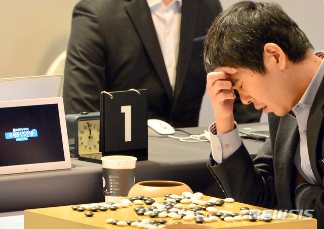 [신안=뉴시스]변재훈 기자 = 이세돌 9단이 21일 2019 바디프랜드 브레인마사지배 '이세돌 vs 한돌' 은퇴 대국이 열린 전남 신안군 증도면 엘도라도 리조트에서 대국을 마친 뒤 복기를 하고 있다. 이세돌은 181수 만에 불계패 했다. 2019.12.21.&nbsp; wisom21@newsis.com