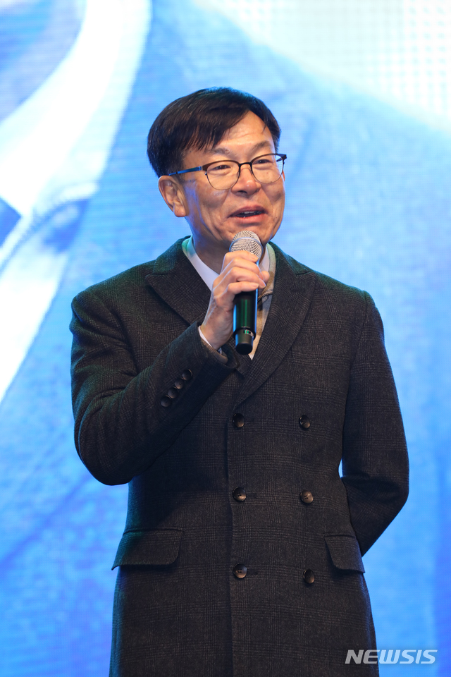 [서울=뉴시스]이윤청 기자 = 김상조 청와대 정책실장이 21일 오후 서울 서대문구 신촌 연세로에서 열린 '가치삽시다 플랫폼' 출범 및 '가치삽시다 TV' 개국식에서 인사말을 하고 있다. 2019.12.21.&nbsp; radiohead@newsis.com 