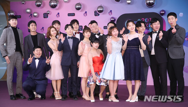 [서울=뉴시스]조수정 기자 = 2019 KBS 연예대상 시상식이 열린 21일 오후 서울 여의도 KBS에서 개그콘서트 31기(조진세, 박진호, 배정근), 32기 (전수희, 김두현, 민성준, 박대승, 정진하, 송이지, 이가은, 장준희, 이재율, 엄지윤) 개그맨들이 레드카펫으로 들어서며 포즈를 취하고 있다. 2019.12.21. chocrystal@newsis.com