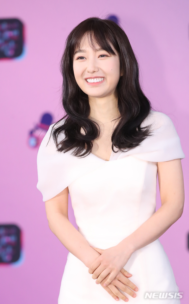 [서울=뉴시스]조수정 기자 =&nbsp; 2019 KBS 연예대상 시상식이 열린 21일 오후 서울 여의도 KBS에서 시상자로 참석한 이혜성 아나운서가 레드카펫으로 들어서며 포즈를 취하고 있다. 2019.12.21. chocrystal@newsis.com