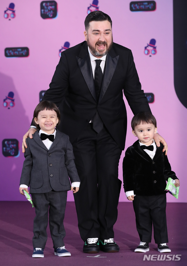 [서울=뉴시스]조수정 기자 =&nbsp; 2019 KBS 연예대상 시상식이 열린 21일 오후 서울 여의도 KBS에서 '슈퍼맨이 돌아왔다' 샘 해밍턴과 아들 윌리엄(왼쪽), 벤틀리(오른쪽)가 레드카펫으로 들어서며 포즈를 취하고 있다. 2019.12.21. chocrystal@newsis.com