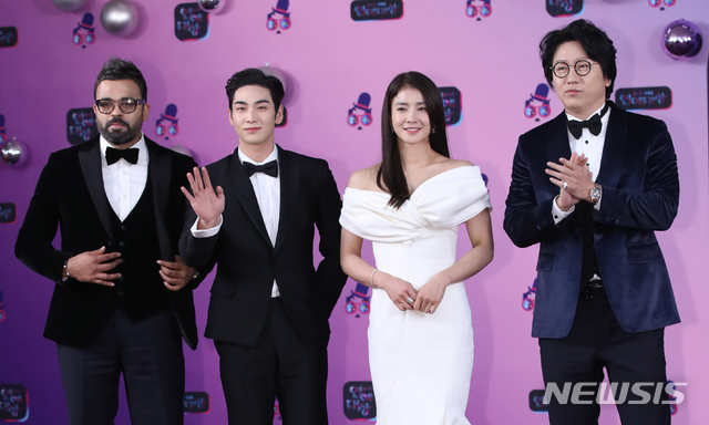 [서울=뉴시스]조수정 기자 = 2019 KBS 연예대상 시상식이 열린 21일 오후 서울 여의도 KBS에서 '으라차차 만수로' 배우 김수로, 이시영, 뉴이스트 백호, 럭키(오른쪽부터)가 레드카펫으로 들어서며 포즈를 취하고 있다. 2019.12.21. chocrystal@newsis.com