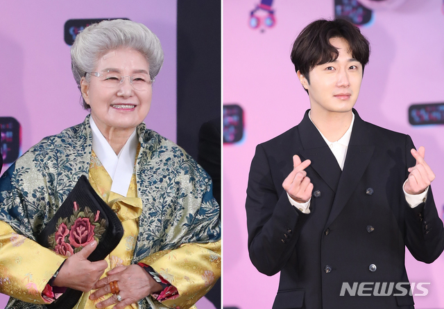 [서울=뉴시스]조수정 기자 =&nbsp; 2019 KBS 연예대상 시상식이 열린 21일 오후 서울 여의도 KBS에서 '사장님 귀는 당나귀 귀' 요리연구가 심영순, '신상출시 편스토랑' 배우 정일우가 레드카펫으로 들어서며 포즈를 취하고 있다. 2019.12.21. chocrystal@newsis.com