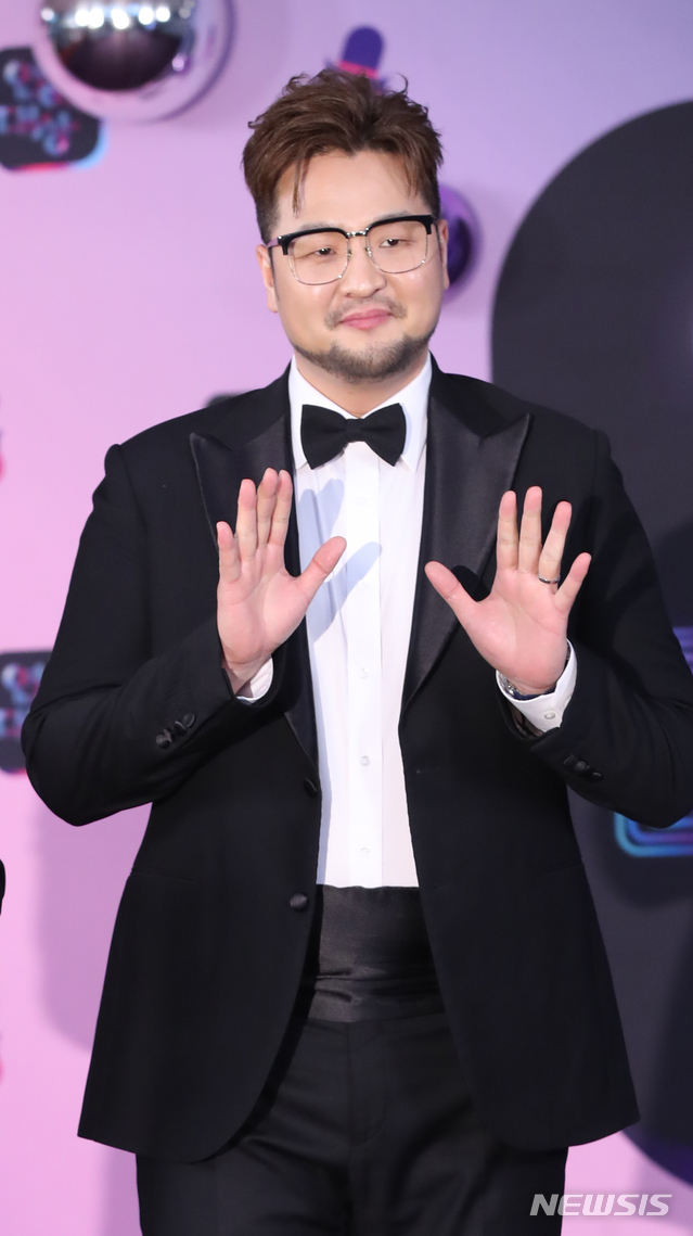 [서울=뉴시스]조수정 기자 = 2019 KBS 연예대상 시상식이 열린 21일 오후 서울 여의도 KBS에서 '불후의 명곡' 김태우가 레드카펫으로 들어서며 포즈를 취하고 있다. 2019.12.21. chocrystal@newsis.com