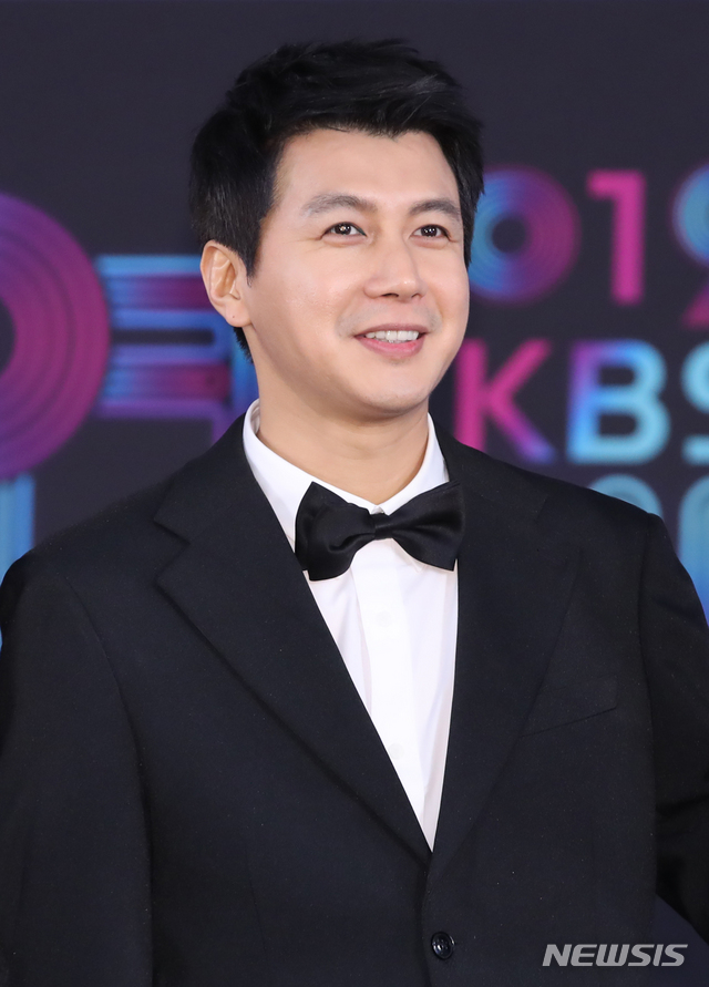 [서울=뉴시스]조수정 기자 =&nbsp; 2019 KBS 연예대상 시상식이 열린 21일 오후 서울 여의도 KBS에서 '살림하는 남자들2' 김승현이 레드카펫으로 들어서며 포즈를 취하고 있다. 2019.12.21. chocrystal@newsis.com