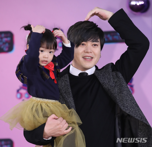 [서울=뉴시스]조수정 기자 =&nbsp; 2019 KBS 연예대상 시상식이 열린 21일 오후 서울 여의도 KBS에서 '슈퍼맨이 돌아왔다' 문희준과 딸 잼잼이 문희율이 레드카펫으로 들어서며 포즈를 취하고 있다. '슈퍼맨이 돌아왔다' 출연 아빠들은 KBS 연예대상 대상을, 아이들은 베스트 아이콘상을 수상했다. 2019.12.21. chocrystal@newsis.com