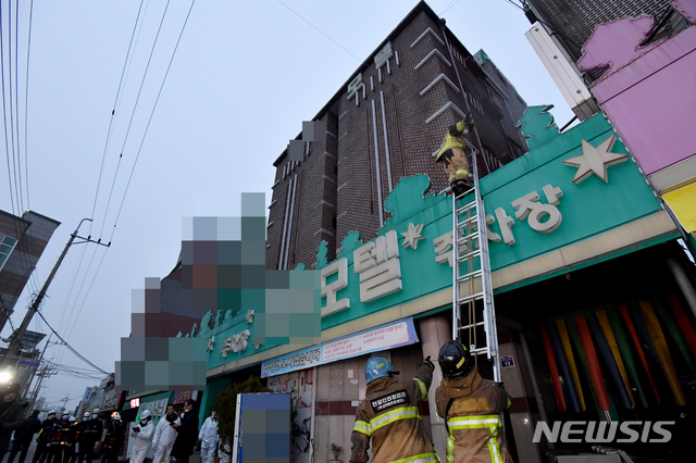 [광주=뉴시스]신대희 기자 = 22일 오전 5시45분께 광주 북구 두암동 5층 규모 A 모텔에서 방화로 추정되는 불이 나 25명이 사상했다. 소방당국이 구조 작업을 하고 있다. 2019.12.22.&nbsp; sdhdream@newsis.com