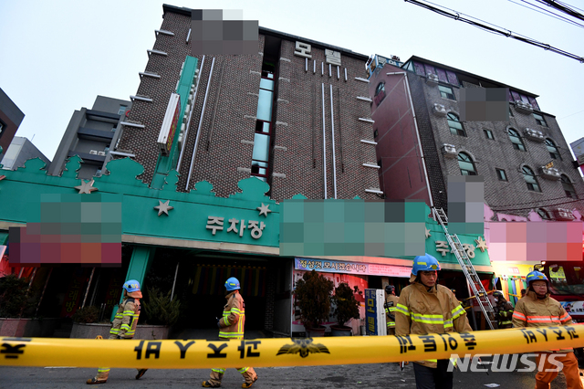 [광주=뉴시스]신대희 기자 = 22일 오전 5시45분께 광주 북구 두암동 5층 규모 A 모텔에서 방화로 추정되는 불이 나 25명이 사상했다. 소방당국이 구조 작업을 하고 있다. 2019.12.22.   sdhdream@newsis.com