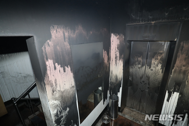 [광주=뉴시스]신대희 기자 = 22일 오전 5시45분께 광주 북구 두암동 5층 규모 한 모텔에서 방화로 추정되는 불이 나 1명이 숨지고 10명이 중상을 입는 등 총 33명의 사상자가 발생한 가운데 소방당국 등이 화재 원인 조사를 벌이고 있다. 2019.12.22.&nbsp; sdhdream@newsis.com