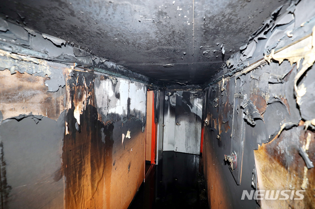 [광주=뉴시스]신대희 기자 = 22일 오전 5시45분께 광주 북구 두암동 5층 규모 한 모텔에서 방화로 추정되는 불이 나 1명이 숨지고 10명이 중상을 입는 등 총 33명의 사상자가 발생한 가운데 소방당국 등이 화재 원인 조사를 벌이고 있다. 2019.12.22.&nbsp; sdhdream@newsis.com